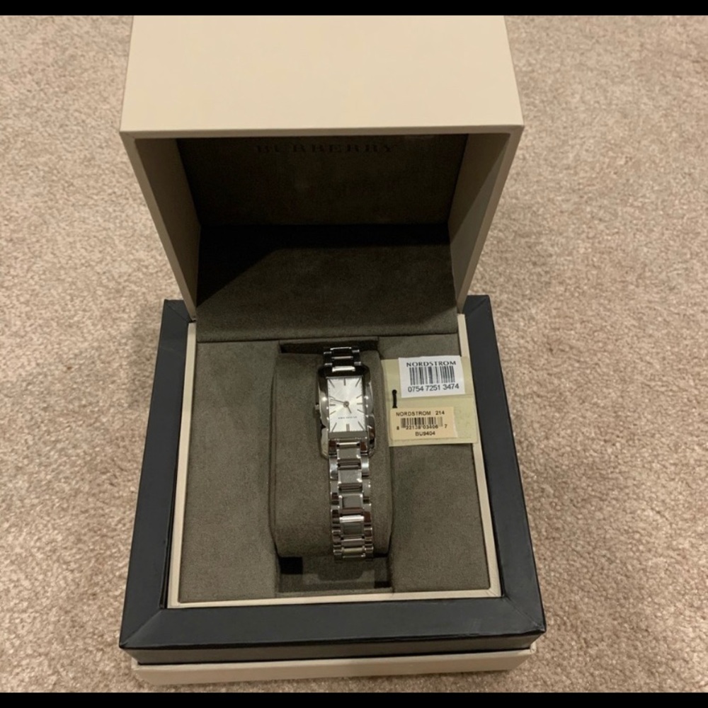 Burberry Women's BU9400 'heritage' Watch (FINAL PRICE) $529 - Picture 3 of 10